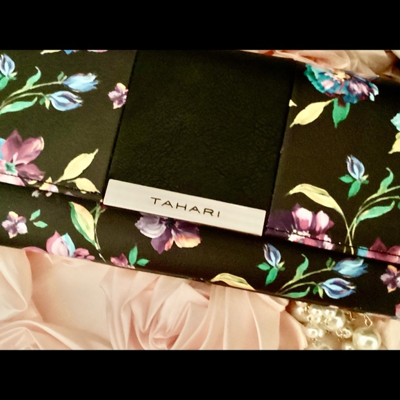 Beautiful floral wallet Gorgeous color - Picture 1 of 4